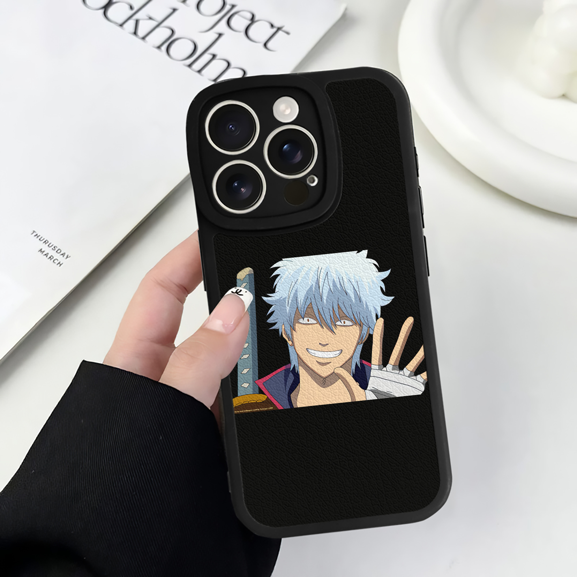 （画像用） ぎんたま 坂田銀時（さかたぎんとき） 神楽 志村新八（しむら しんぱち） GINTAMA Sakata Gintoki Kagura Shimura Shinpachi 【iPhone 16シリーズ対応】シリコンスマホケース（レザー調） 材質：シリコン